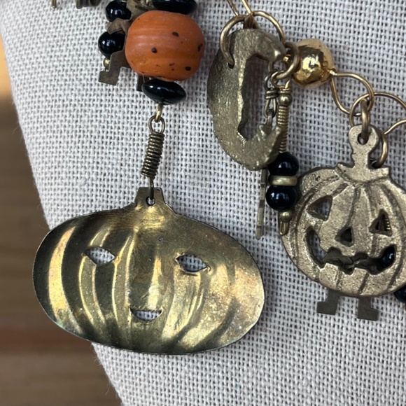 Vintage Halloween 34" necklace loaded with charms, pumpkins, moons cats skeleton - Picture 12 of 16